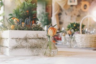 Деревянные ящики в декоре стола