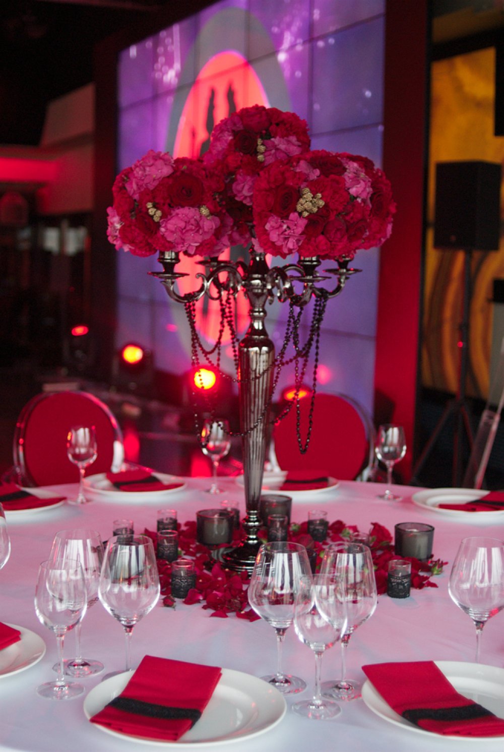 Канделябр, украшенный цветами в центре стола