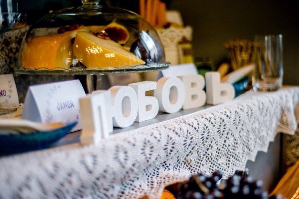 Сырный стол на свадьбе в Москве.