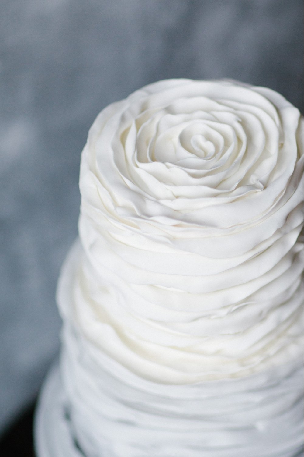 Белый кружевной торт