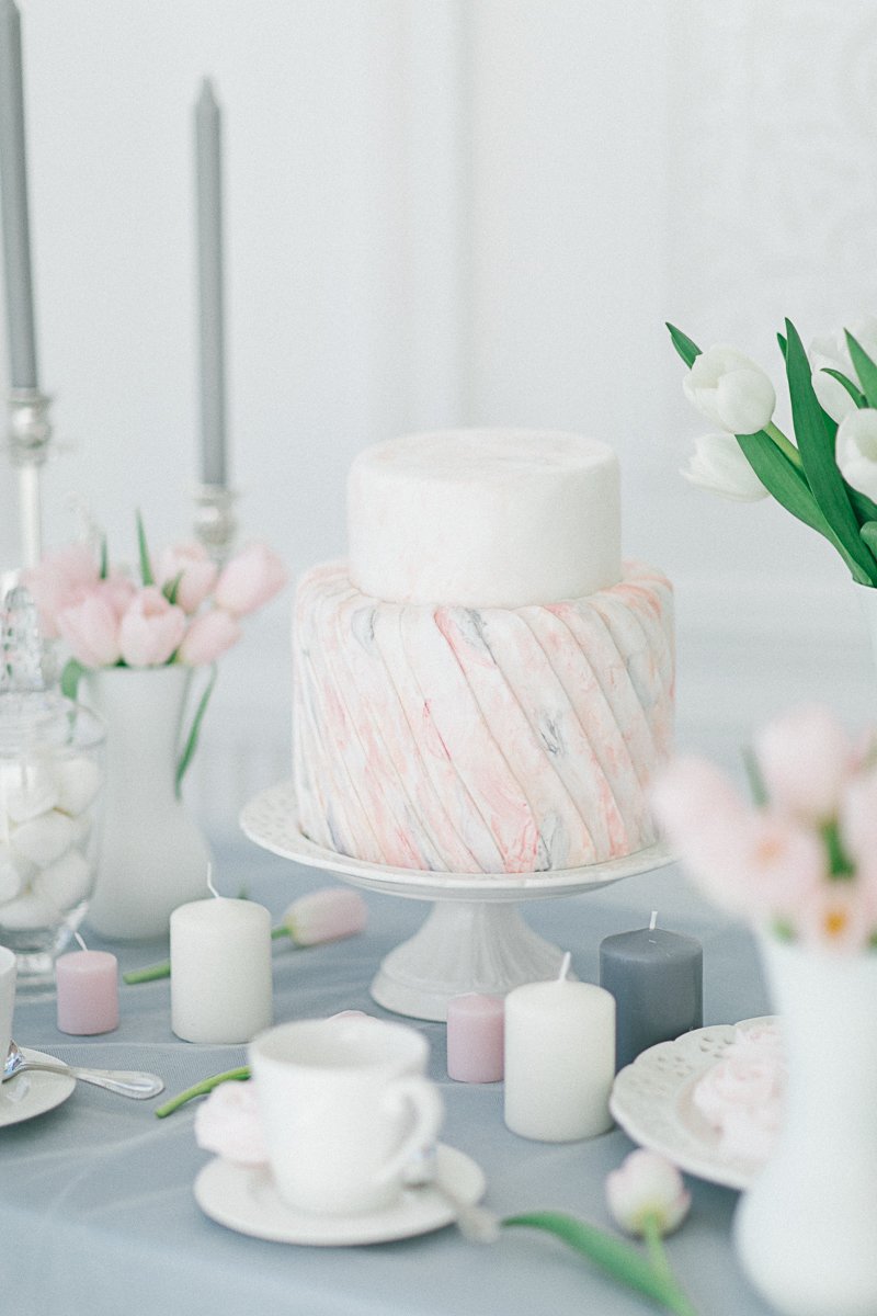 Белый свадебный торт с розово-голубым орнаментом