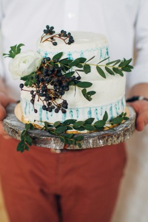 Двухъярусный торт на деревянном подносе