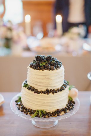 Двухъярусный торт с черникой и ежевикой