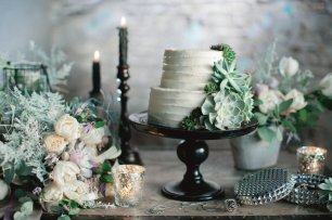 Двухъярусный торт, украшен живыми суккулентами.