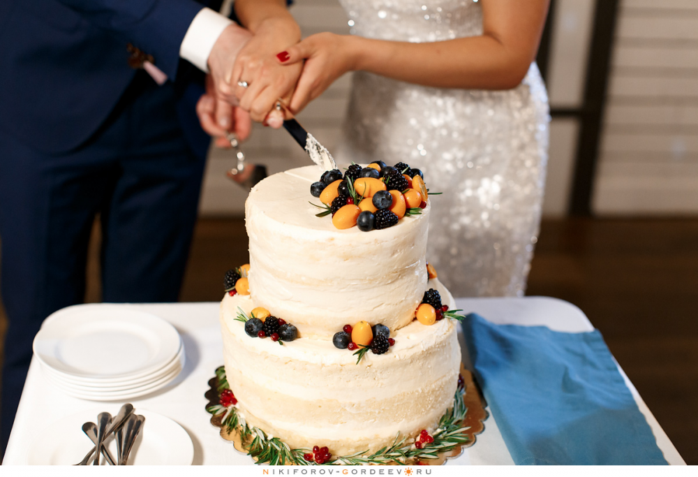 Двухъярусный свадебный торт: нежный бисквит королевы Виктории, лимонный курд и легкий ванильный кримчиз