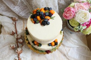 Торт у крашенный ягодами и веточками розмарина