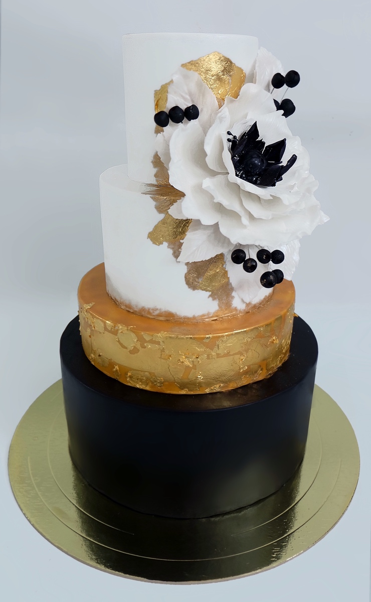 Современный графичный торт в черно-белой гамме с акцентами из пищевого листового золота и сахарными цветами ручной работы