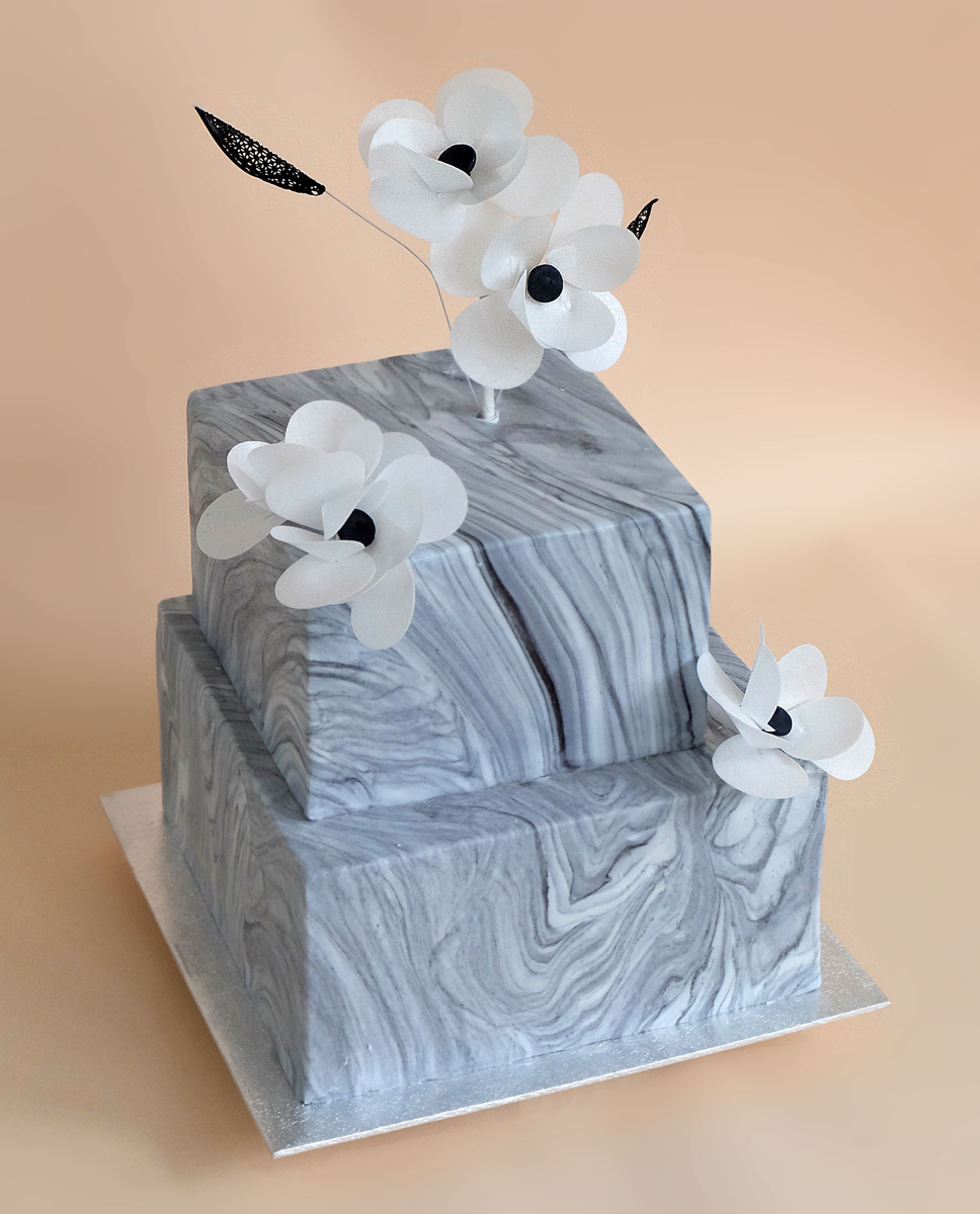 Современный свадебный торт цвета серый мрамор с вафельными цветами и лепестками из черного айсинга