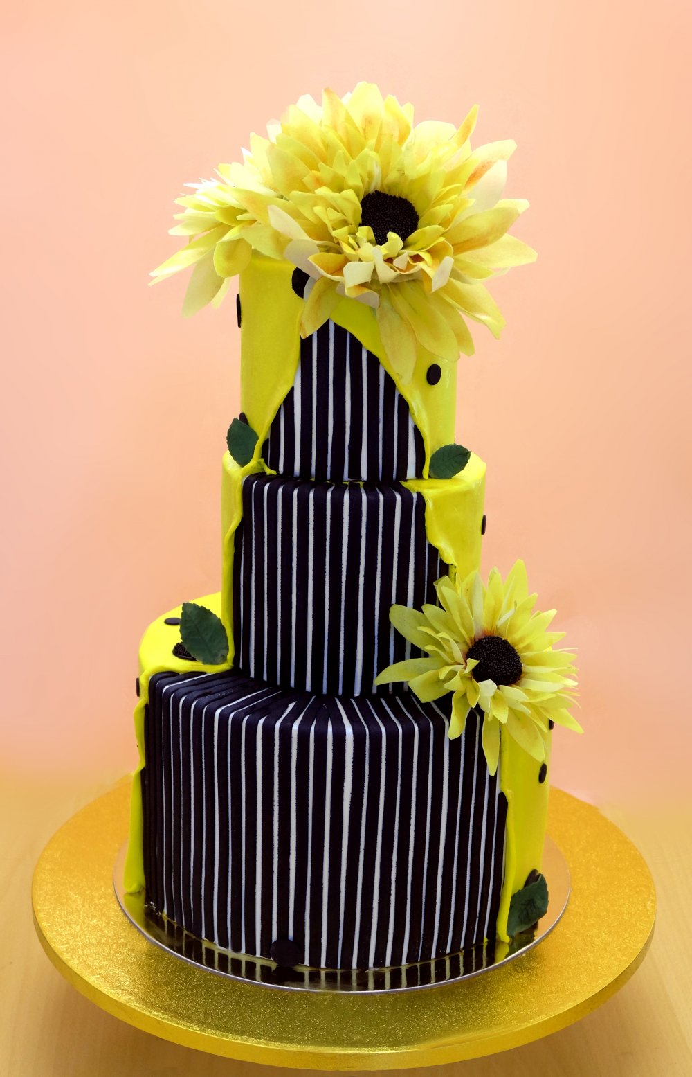 Торт Подсолнухи с большими вафельными цветами и двойным мастичным покрытием с декоративным разрезом. 