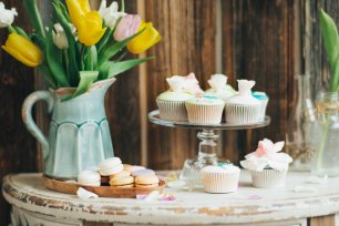 Капкейки и макаруны на свадебном столе