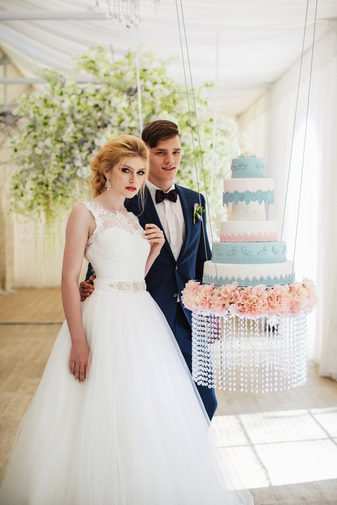 Свадебный торт на цветочных качелях