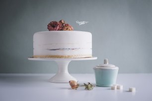 Классический мини-торт украшенный цветами