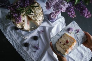 Клубничный торт украшенный сиренью