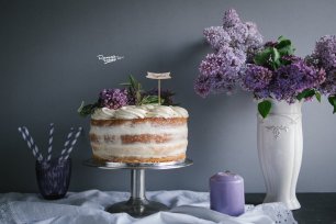 Торт украшенный веткой сирени