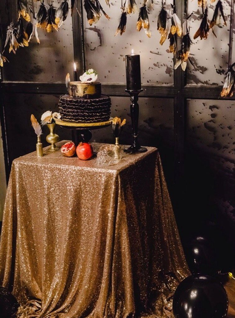 Оформление стола для свадебной фотосессии в черном и золотом цветах