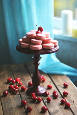 Макаруны с вишней на подносе