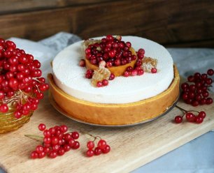 Медовик с клюквой