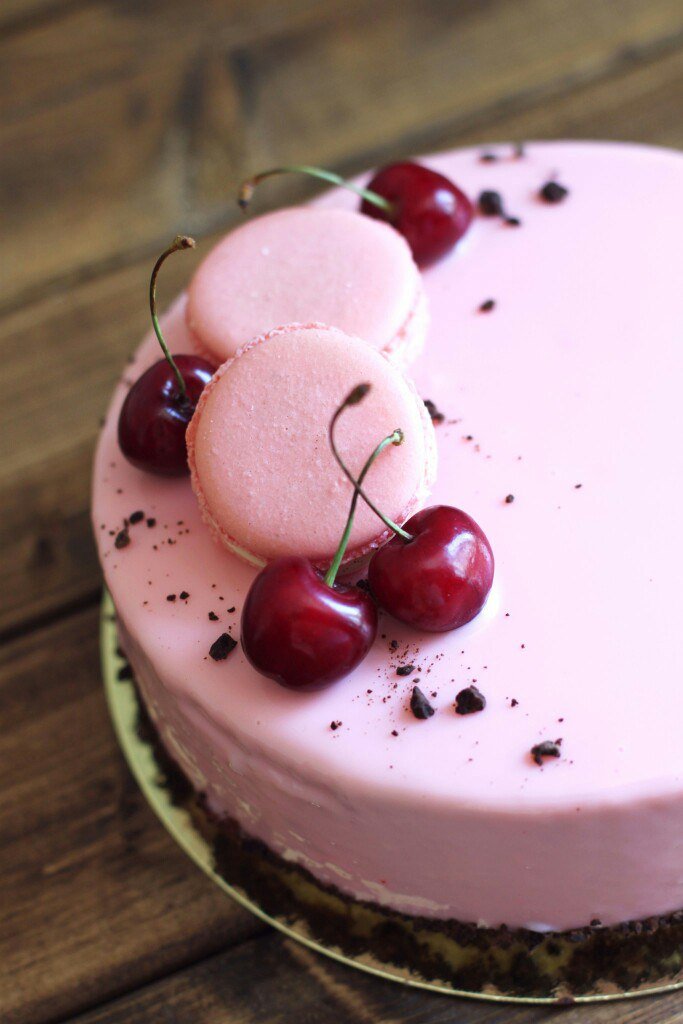 Розовый торт с вишней