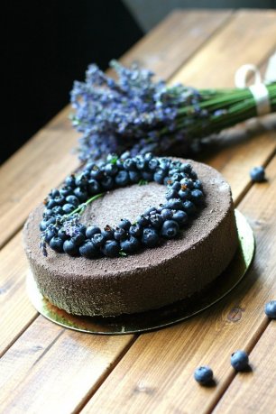 Шоколадный торт с голубикой