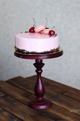 Торт с вишней и макарунами