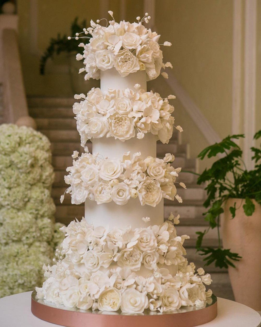 Торт 3 яруса на свадьбу с цветами каскадом