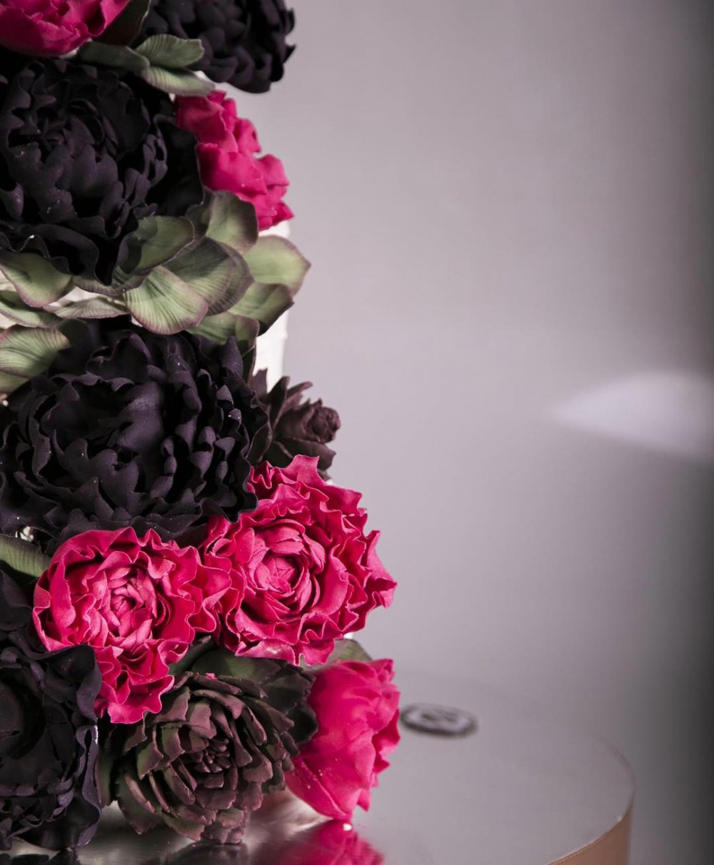 Каскад из сахарных цветов на торте кондитерской "Колесо времени".
Эксклюзивный свадебный торт на заказ - исключительно натуральный, авторский декор. На дегустации 15 начинок на выбор. Доставка. Заказ на сайте нашей кондитерской.