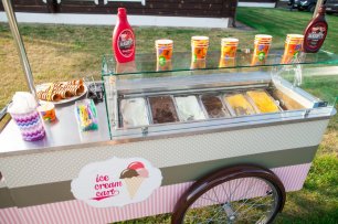 Вкусное сливочное мороженое с различными топингами