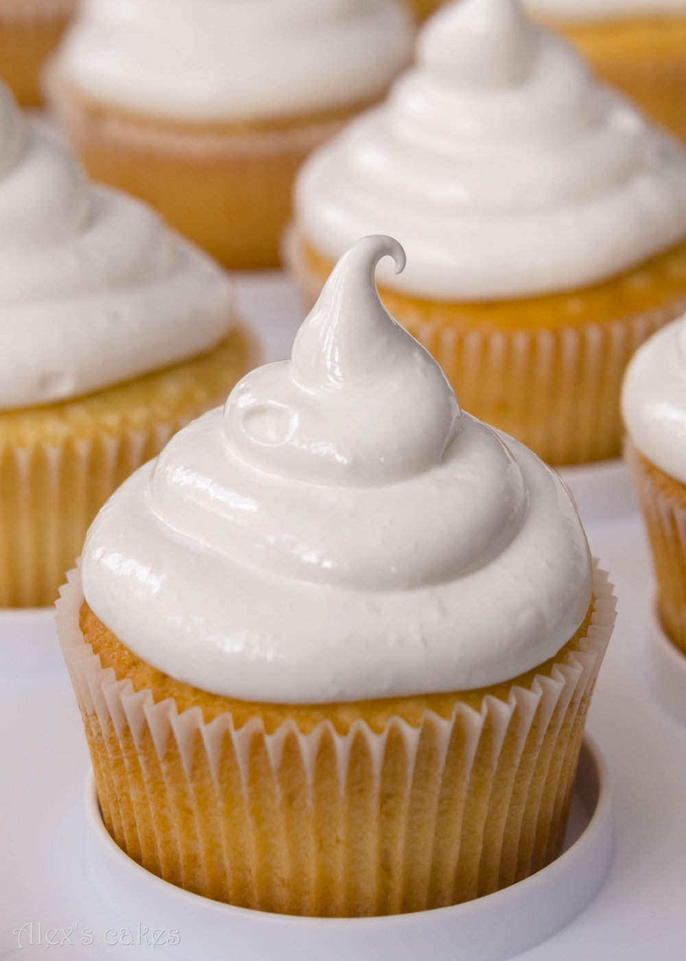 Лимонный капкейк с лимонным курдом и швейцарской меренгой