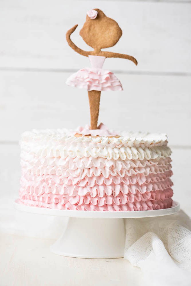 Кремовый свадебный торт Омбре с рюшами и фигуркой. 
Cream wedding cake with figurine, Cream wedding cake with Ombre ruffle