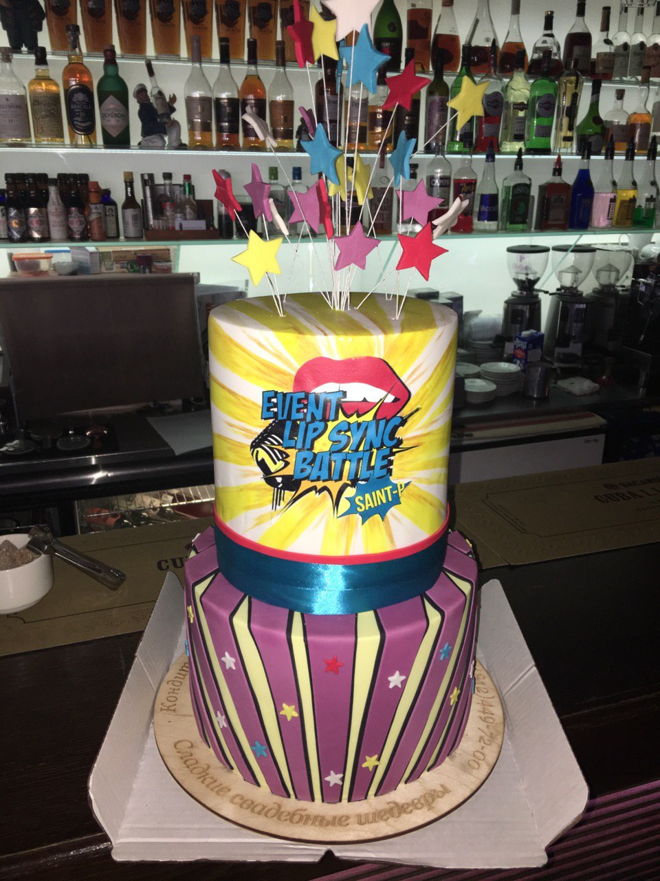 Праздничный торт .Оформление аппликация из сахарной пасты ,сахарная фотопечать .Начинка -шоколадный медовик. Украшен фейерверком сахарных  звезд.