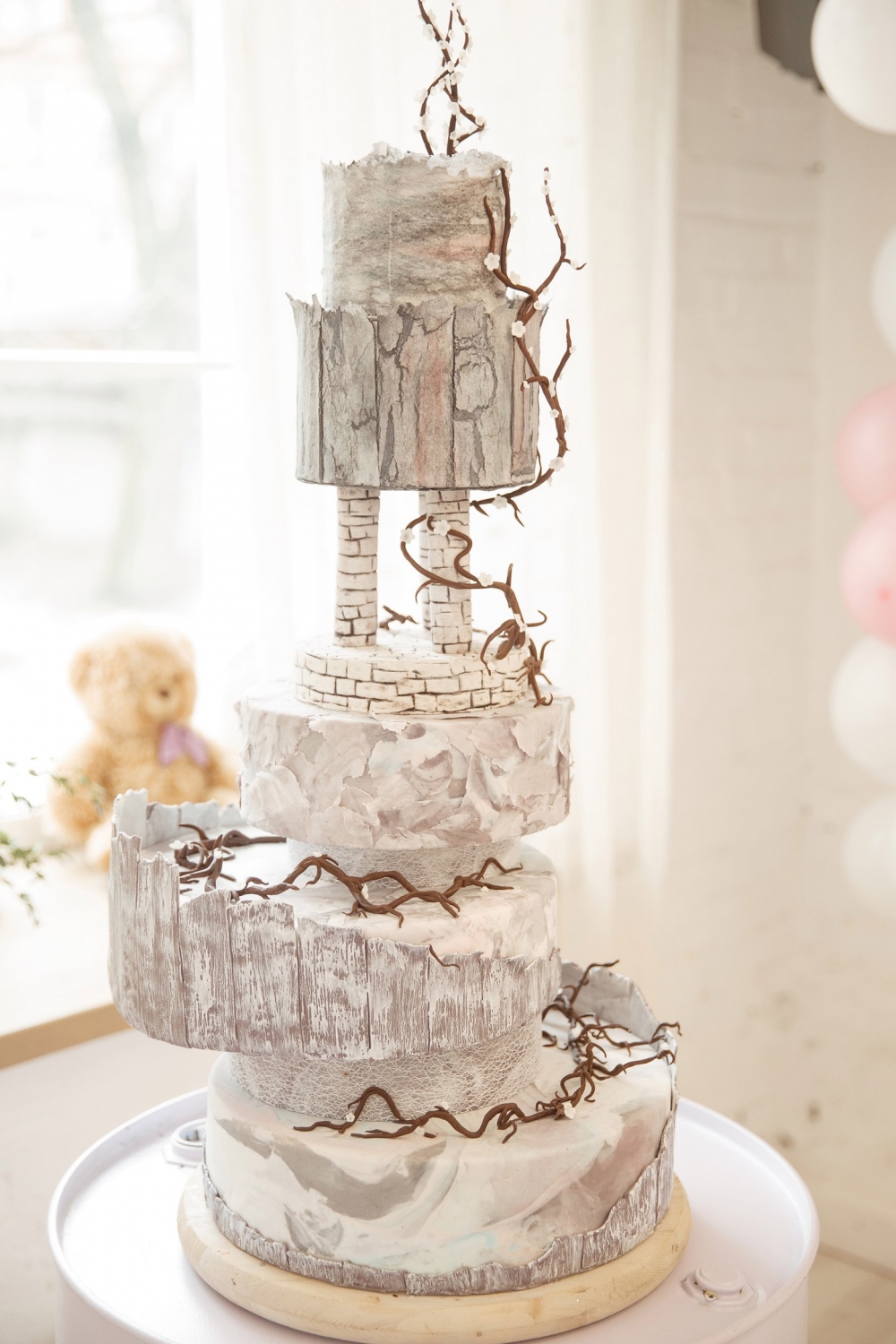 Несомненно станет фаворитом свадьбы. Необычный   искусный дизайн с деталями продуманными до мелочей ,будь то каменные колонны ,либо высохшие лианы цветов. Каждый ярус выполнен в самостоятельной фактурной технике : под мрамор ,дерево и камень.