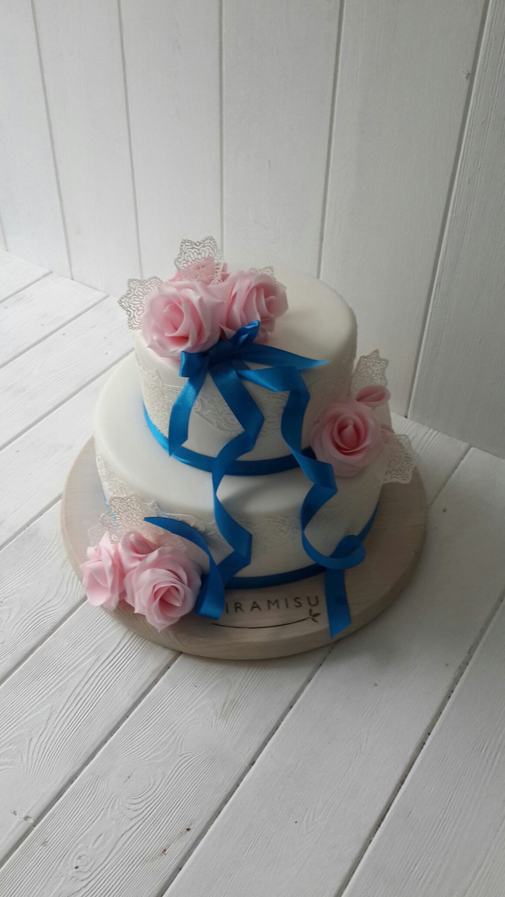 к каждому торту ,в нашей кондитерской ,индивидуальный подход ,поэтому ваш торт будет единственный в своём роде,как и этот торт - в классическом стиле .с нежным сахарным кружевом ,атласной синий лентой и с мастичными бутонами роз