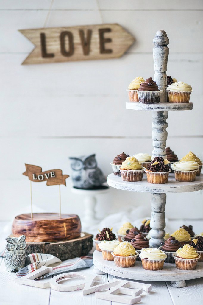 Свадебный торт стиле Рустик с каскетками.