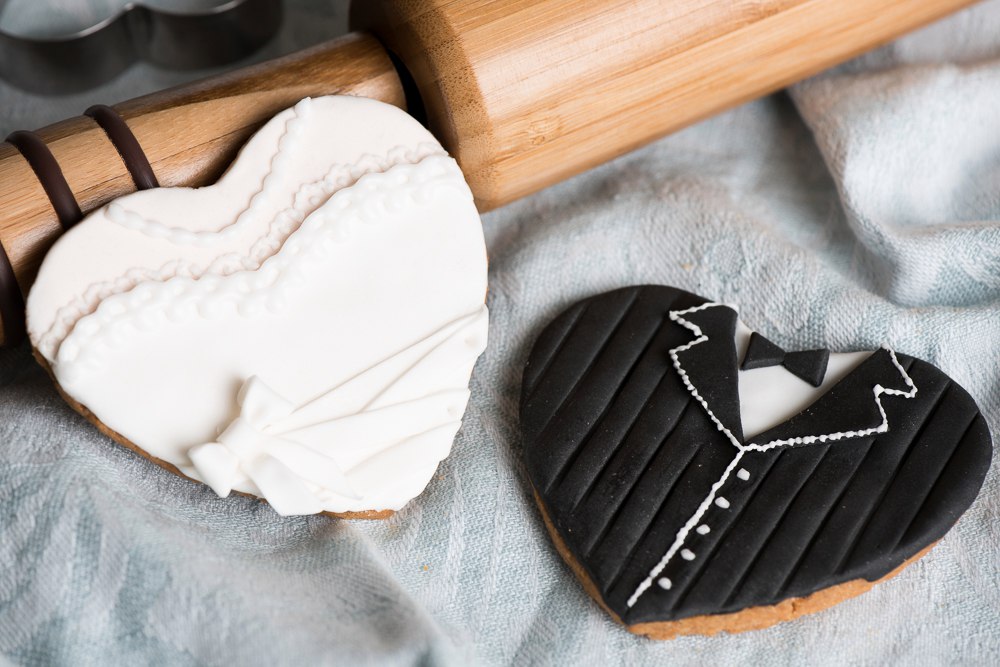 Рассыпчатое имбирное печенье,в тематическом мастичном оформлении ,в образе жениха и невесты ,украсят ваш свадебный стол,а гостей порадует и удивит необычное оформление посадочных карточек.