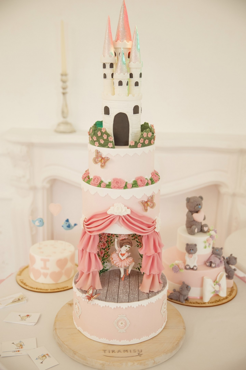 Торт башня . Фактурное мастичное оформление с детализацией.