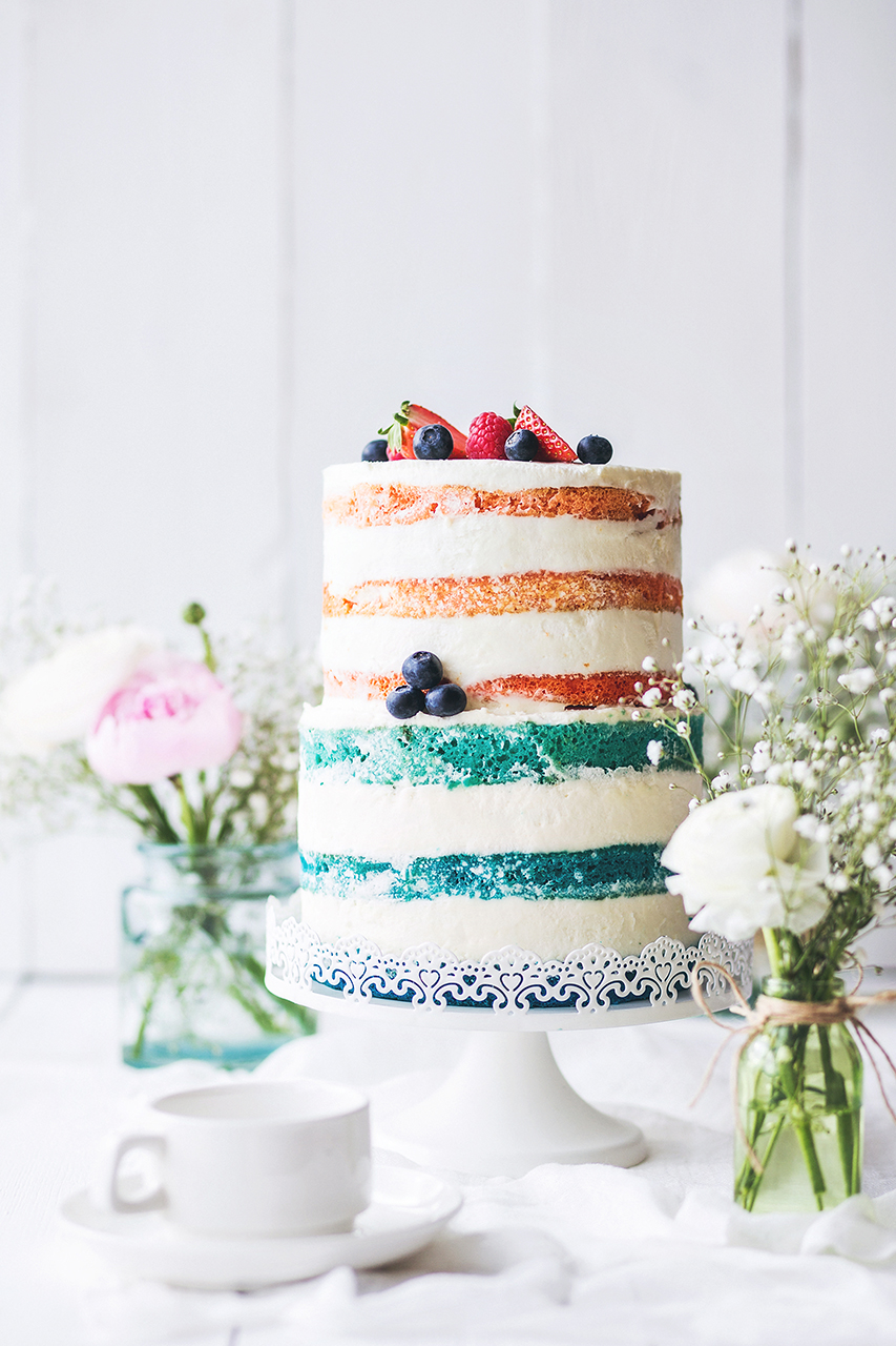 Отличная идея – сочетать в главном свадебном угощении сразу две тенденции. Почему бы не сделать торт с открытыми коржами с эффектом Амбре? 