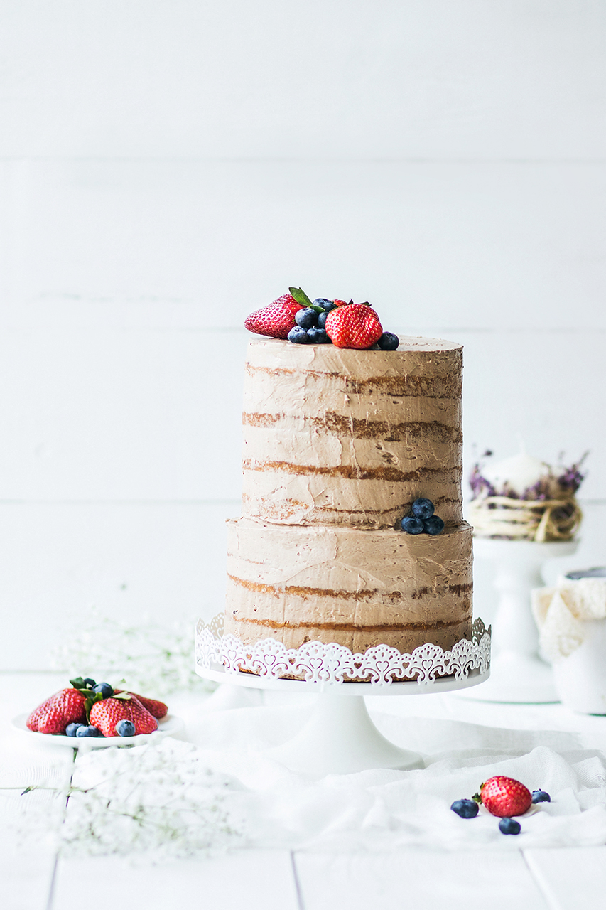 Торт абсолютно минималистического дизайна с обилием крема и несколькими яркими акцентами.
