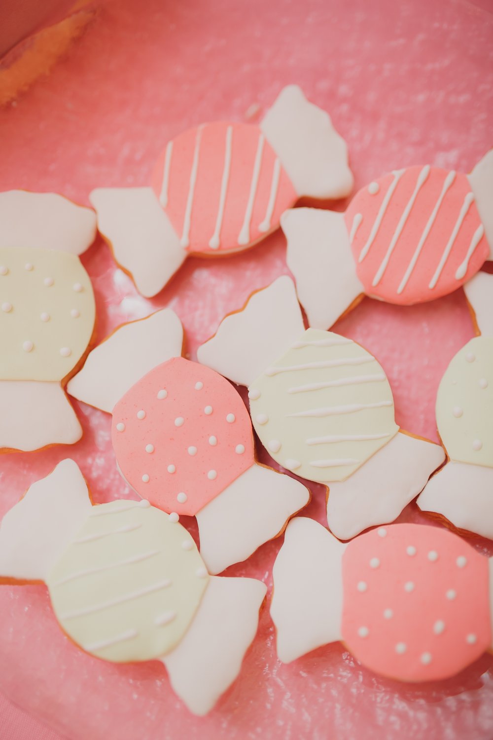 Хотите удивить своих гостей?Оформите сладкий стол в нежно розовых тонах ,добавьте необычные формы ,уже знакомым лакомствам .