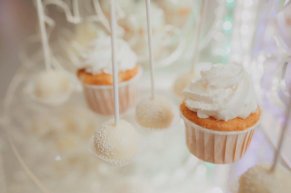 Воздушные капкейки и сладкие кейкпопсы,нежное украшение вашего стола.