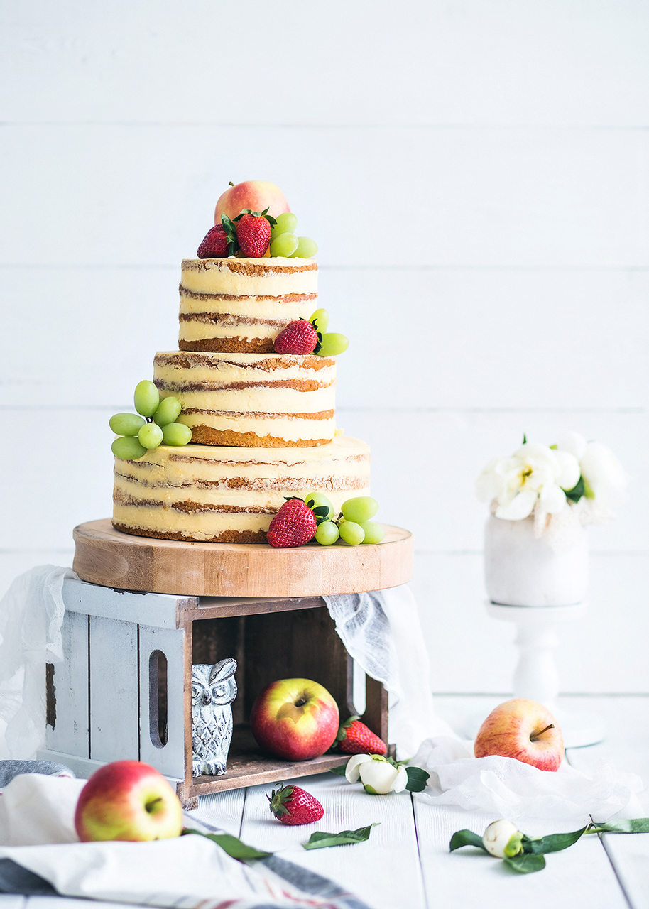 Голый торт. В качестве украшений можно использовать не только ягоды, но и фрукты. 