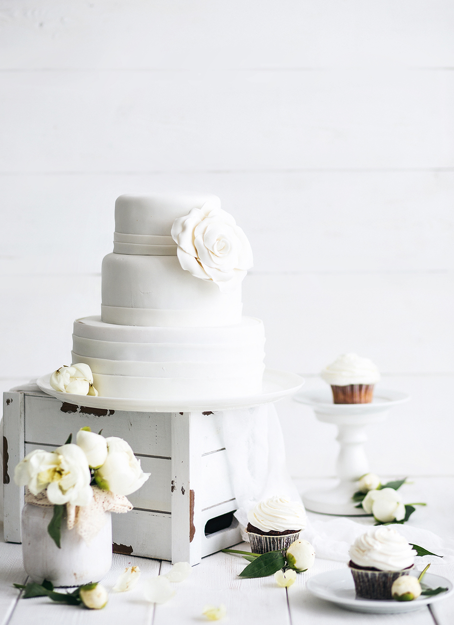 Свадебный торт классический белый. Classic white wedding cake.