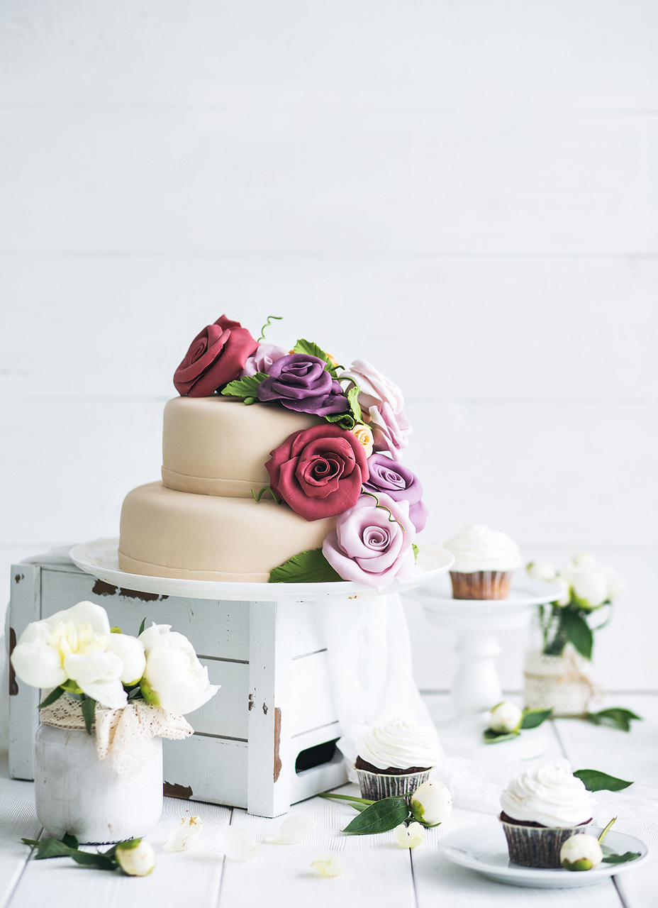 Дизайнерский, двухъярусный торт, оформленный цветами из мастики станет ярким акцентом на любом торжестве