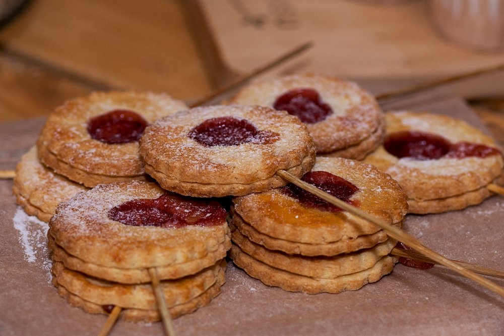 Слегка подслащенные, наполненные малиновым джемом печенья- тают во рту. Это так красиво и очень вкусно. Lightly sweetened, filled with raspberry jam cookies - melt in your mouth. It is so beautiful and very nice