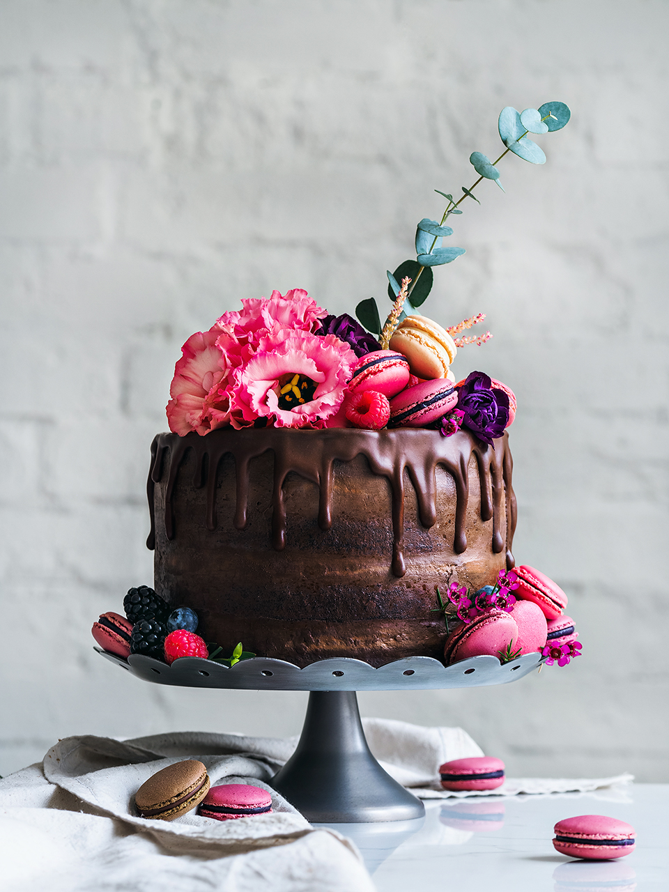 Тройное шоколадное удовольствие-шоколадный бисквит,шоколадный крем и ганаш . Шикарный свадебный торт с французскими makaroni  и нежными цветами.