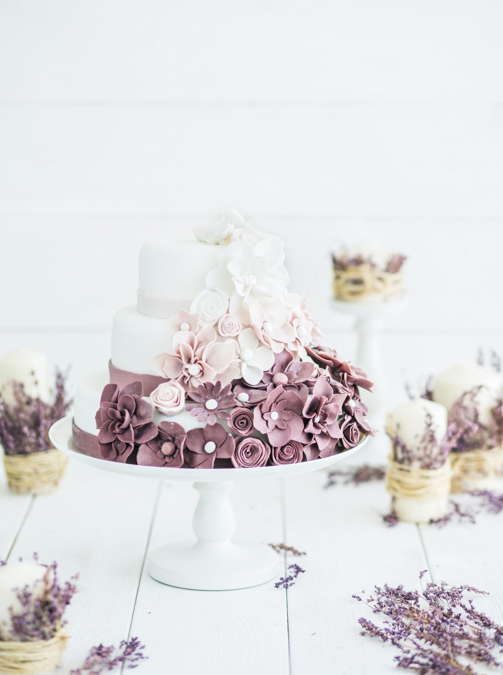 Свадебный торт в мастичном оформление ,украшенный каскадом цветов ручной работы из сахарной пасты