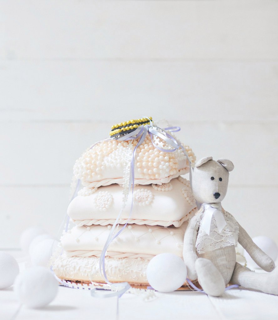 Оригинальный свадебный торт оформленный сахарной пастой и милыми бусинками