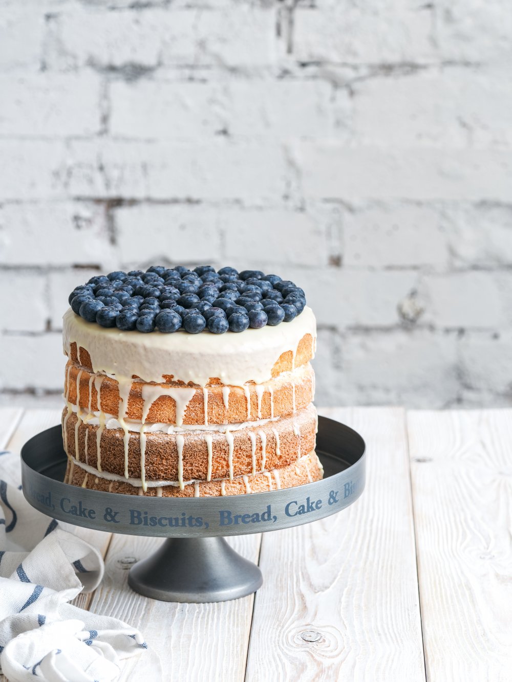 Тортик с открытыми коржами и свежей черникой. Невероятно нежный, воздушный, напоминает вкус домашнего тортика и создает уютную атмосферу на празднике