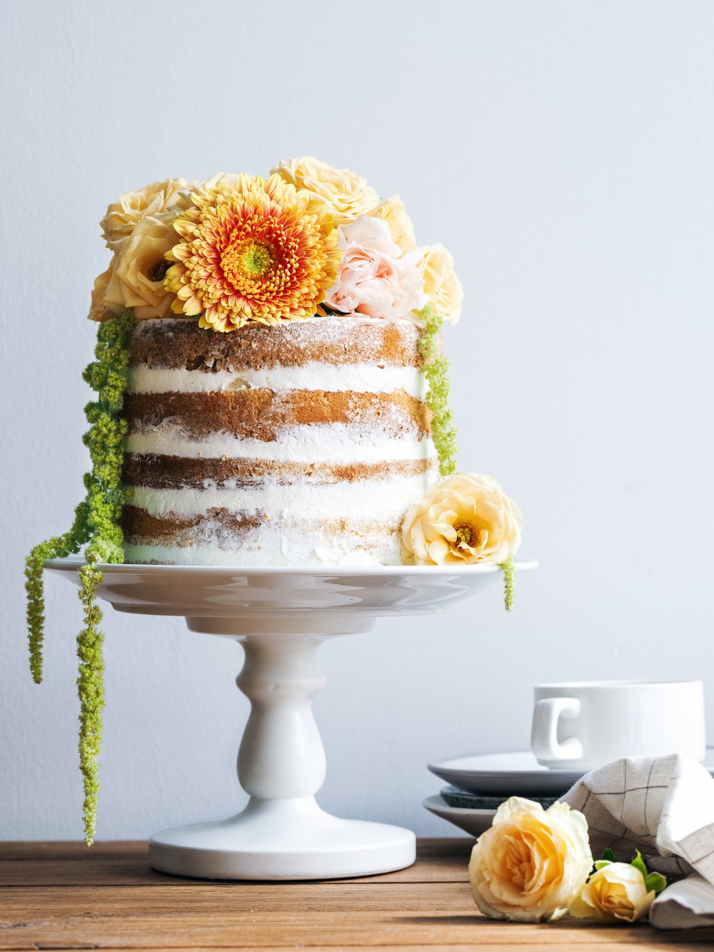 Высокий и воздушный торт, выполнен из толстых и нежных коржей, перемазанных кремом. Верхушка торта усыпана крупными, солнечными и живыми цветами. Идеальный легкий десерт для лета!