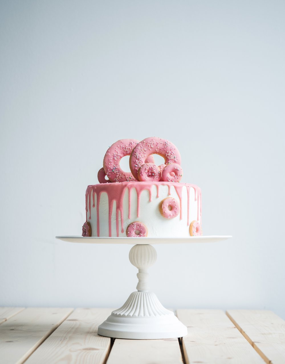 Сладостей много не бывает!!! Два в одном -и сладкий торт, и розовые пончики