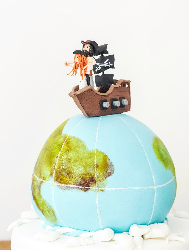 необычный мастичный торт,с фигурками, в тематическом оформление